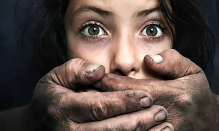آزار شیطانی نازنین ۷ ساله در خانه مادر بزرگ