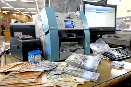 دلار بیشتری وارد بازار می‌شود؛ جزئیات عرضه ۲ میلیارد دلاری / آیا قیمت دلار کاهش می‌یابد؟