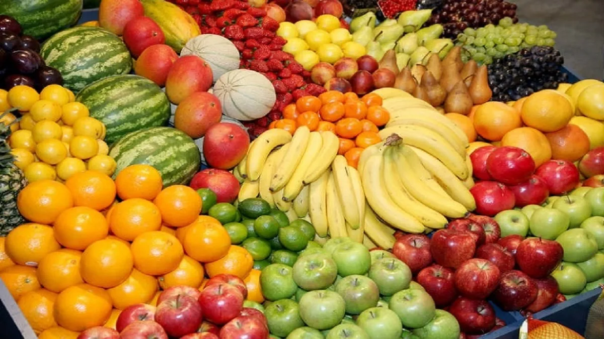 پوست موز زیر پای بازار میوه