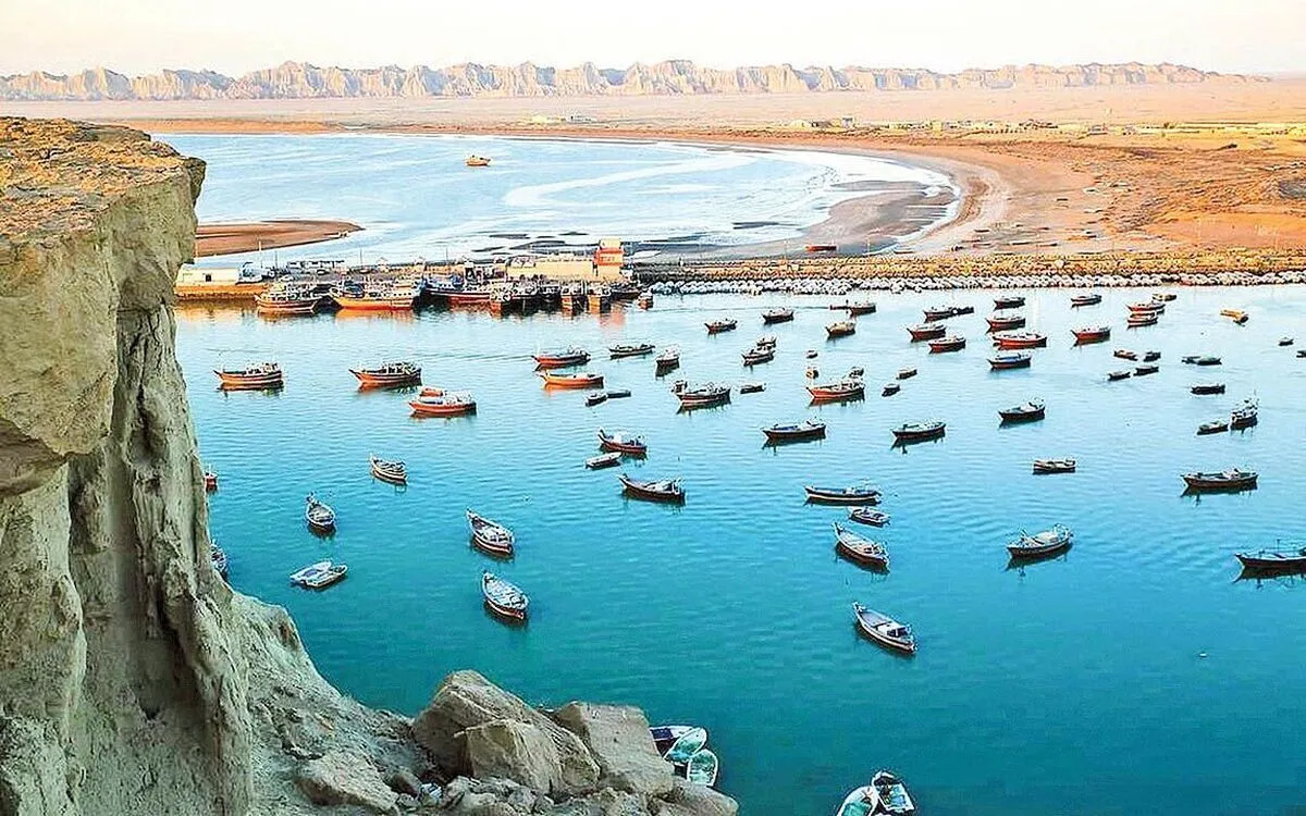 فیلم/ آب‌های دریای عمان قرمز شد