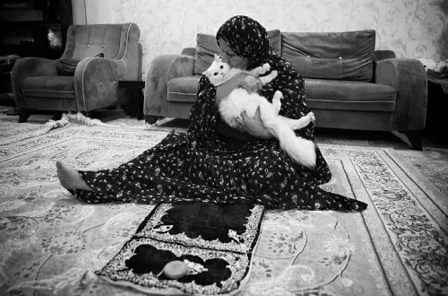 مادری که بعد از نماز گربه‌اش را بغل می‌کند