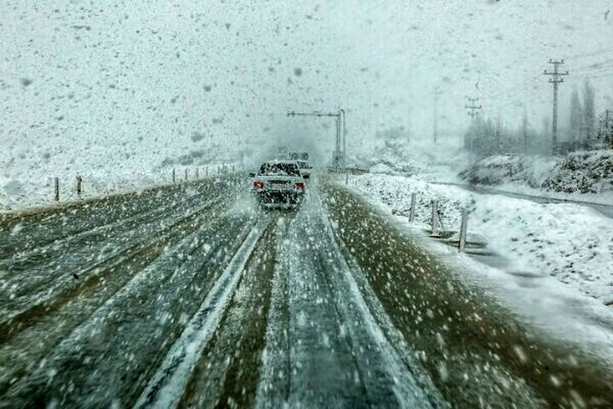 برف و باران در جاده‌های ۱۱ استان کشور