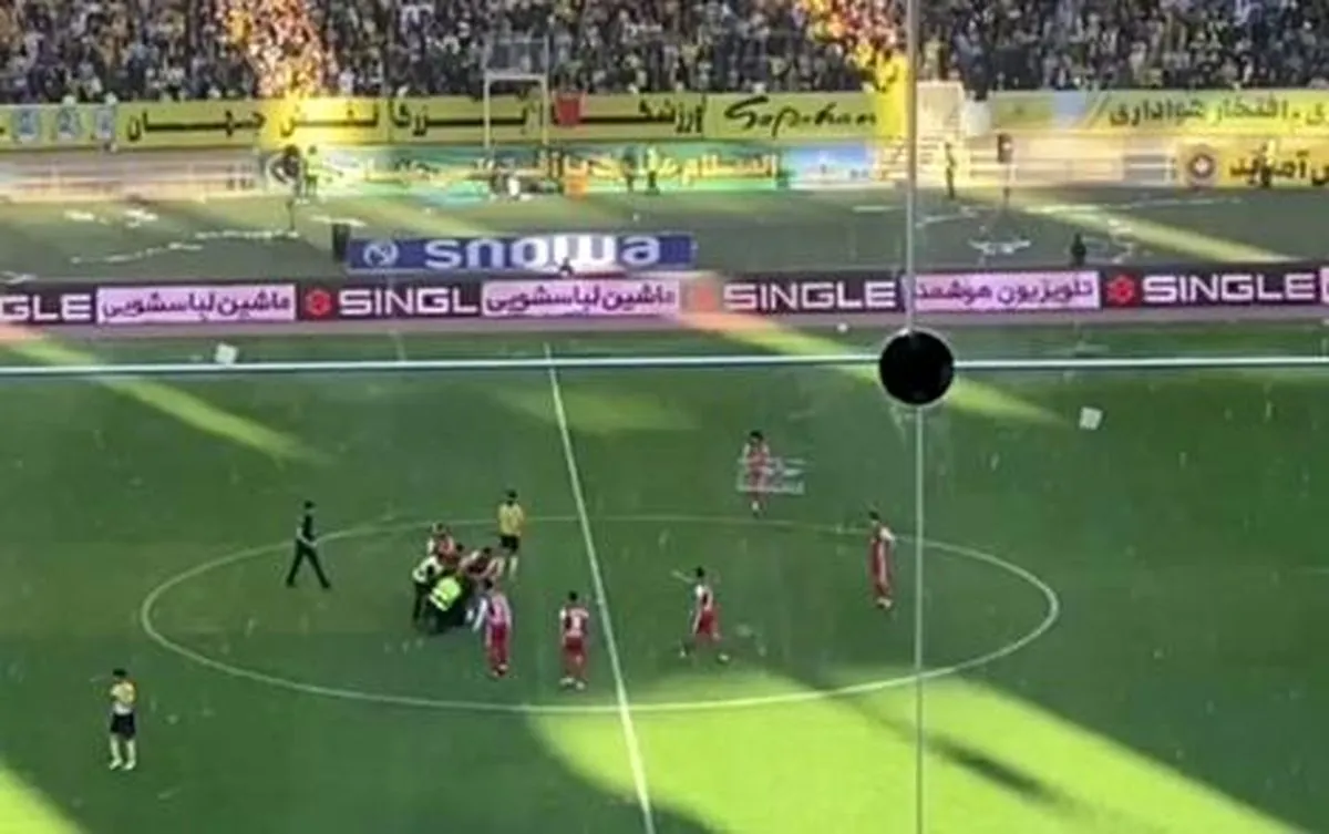 فیلم/ ورود جیمی جامپ به زمین در جریان بازی سپاهان - پرسپولیس