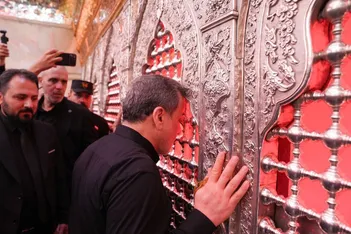 عکس/ استقبال پرشور عراقی‌ها از عراقچی در کربلا