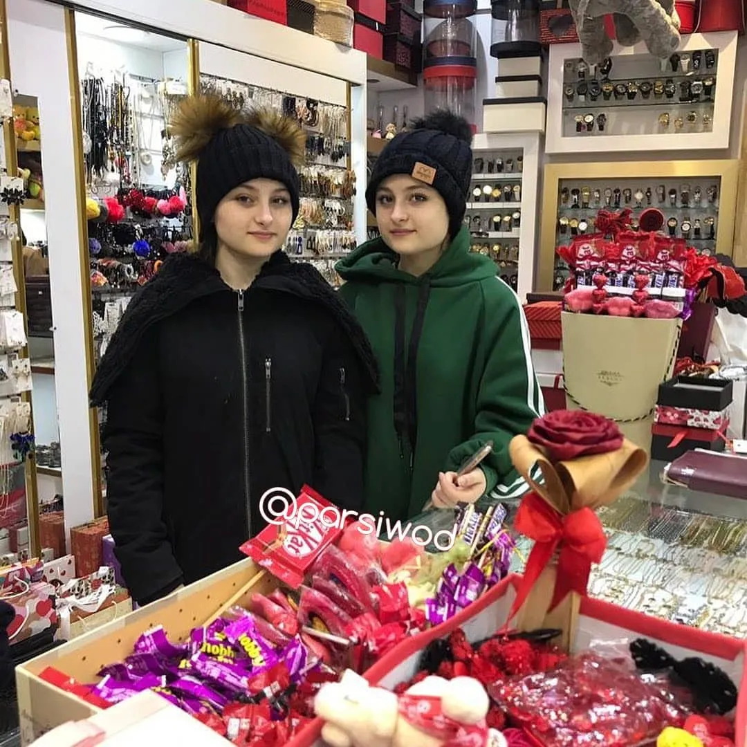 سارا و نیکا در حال خرید ولنتاین+عکس