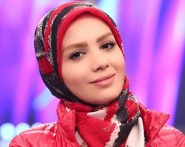 مجری تلویزیون با اسلحه در دست + عکس