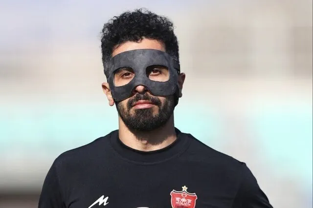 امید عالیشاه با محافظ مخصوص صورت به تمرینات پرسپولیس بازگشت