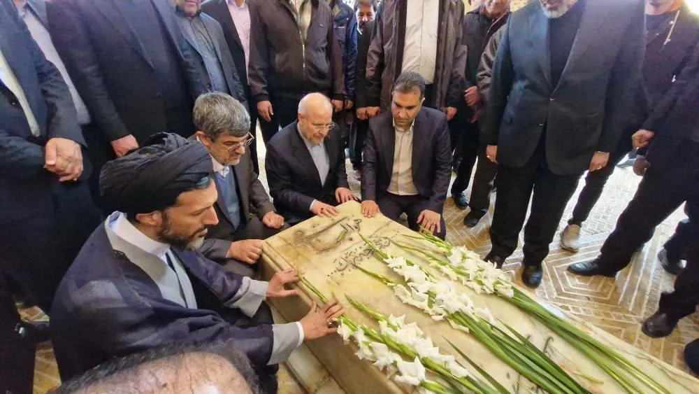 عکس/حضور رئیس مجلس بر مزار آیت الله سید روح الله خاتمی، پدر سیدمحمد خاتمی