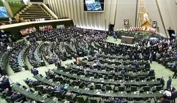 شعار‌های نمایندگان در هنگام سخنرانی پزشکیان و قالیباف