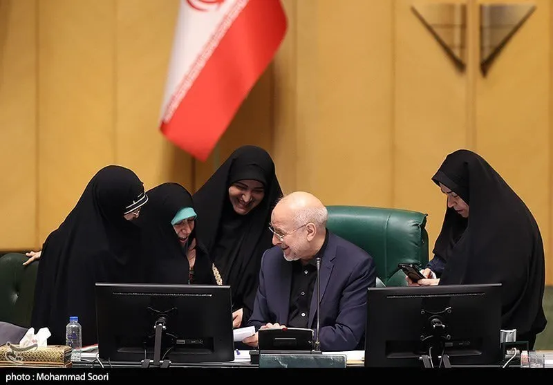 عکس پربازدید از خوش‌و‌بش قالیباف با زنان مجلس