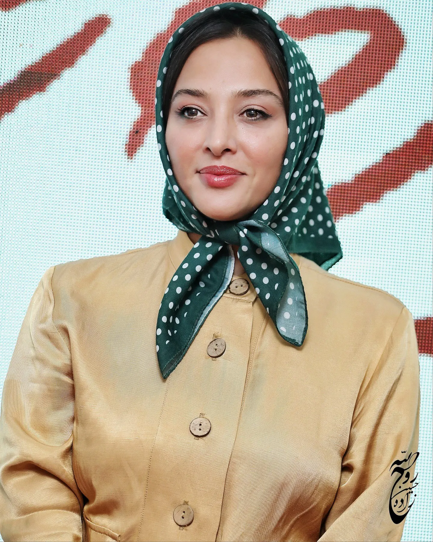 عکس/ تیپ دهه شصتی آناهیتا درگاهی در یک مراسم رسمی