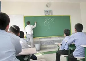 وقتی دنیا برعکس شد؛ کتک خوردن معلم سرکلاس! + فیلم