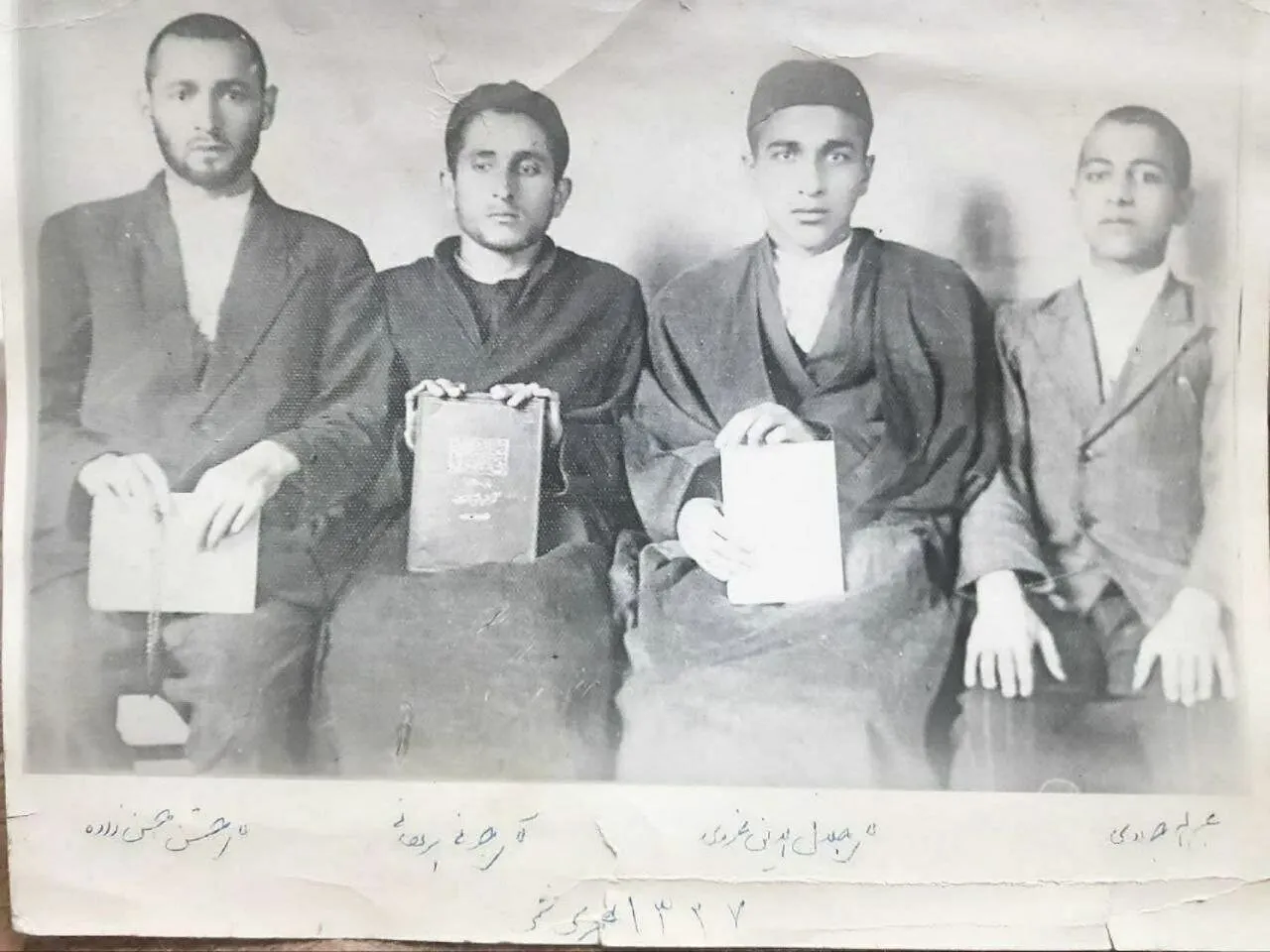 عکس/ آیت الله جوادی آملی و علامه حسن زاده در دوران جوانی کنار هم