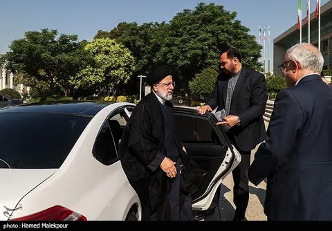عکس/ رئیسی با این خودروی خارجی به مجلس رفت