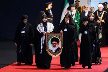 پلاکارد معنادار یک شرکت کننده در مراسم تشییع رهبر شهید