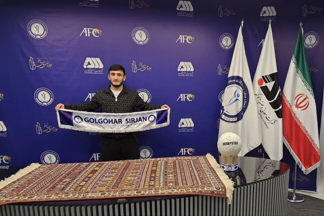 عکس/ ستاره تاجیکستانی آبی‌پوش شد