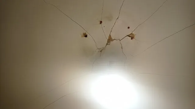 به نظر می رسد که متولیان برخی اماکن عمومی مانند موزه هنرهای تزئینی معاصر در اصفهان خانه بدون انجام خانه تکانی به استقبال نوروز رفته اند.