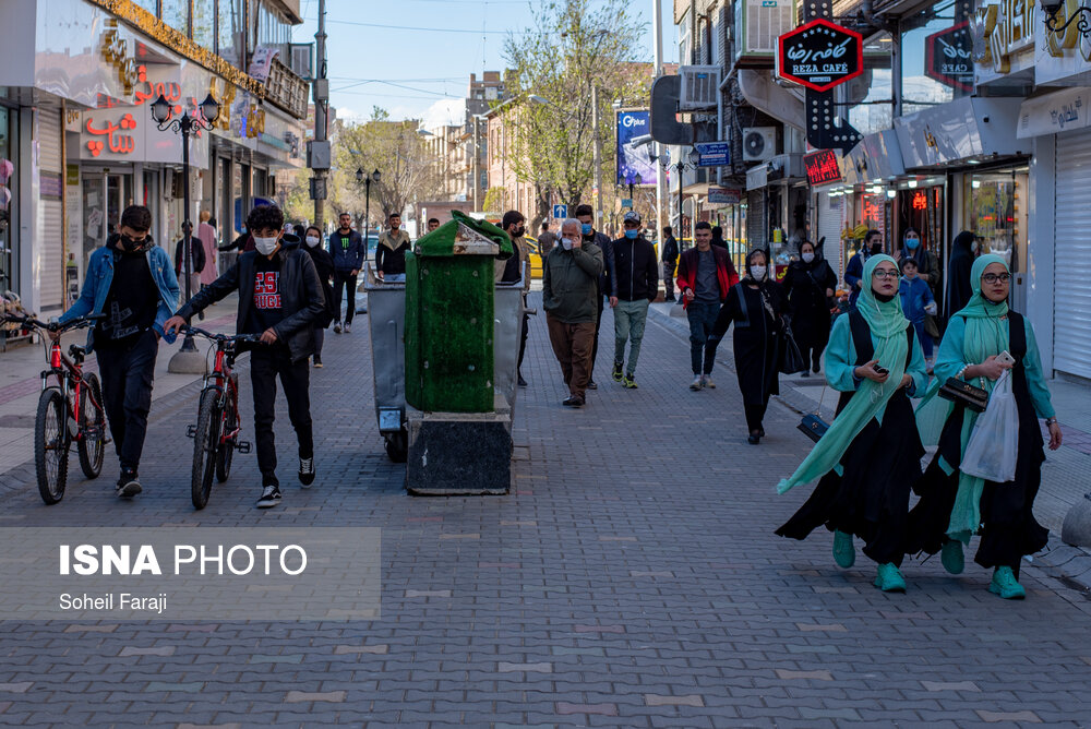 اواخر اسفند ۱۳۹۹ وضعیت شهر ارومیه نارنجی گزارش شده بود که این عامل باعث ممنوعیت سفر به این شهر در دوران سفر های نوروزی سال ۱۴۰۰ شد اما با این حال روند رو به رشد مبتلایان به کووید ۱۹ در این شهر موجب شده تا این شهر در هفته دوم فروردین در لیست شهر های قرمز کرونایی قرار بگیرد.