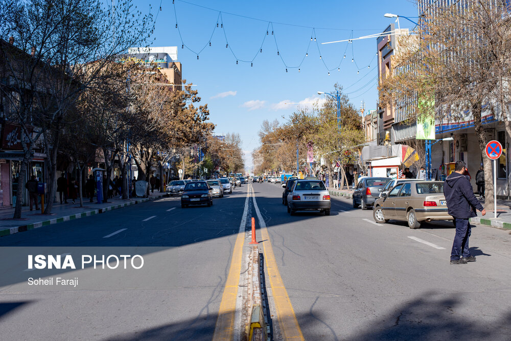 اواخر اسفند ۱۳۹۹ وضعیت شهر ارومیه نارنجی گزارش شده بود که این عامل باعث ممنوعیت سفر به این شهر در دوران سفر های نوروزی سال ۱۴۰۰ شد اما با این حال روند رو به رشد مبتلایان به کووید ۱۹ در این شهر موجب شده تا این شهر در هفته دوم فروردین در لیست شهر های قرمز کرونایی قرار بگیرد.