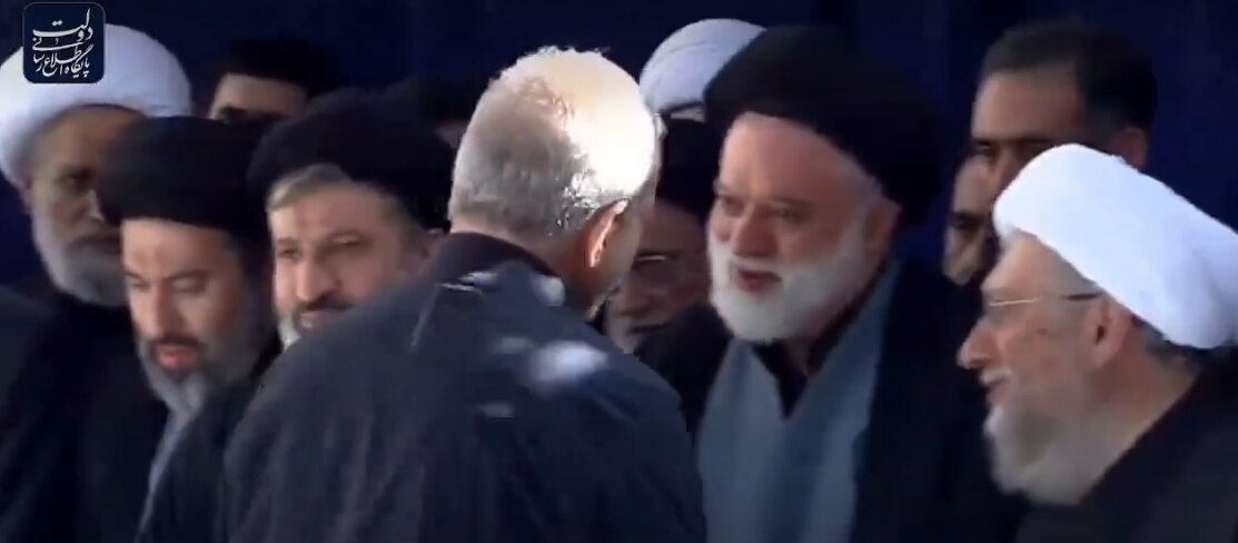 دست دادن پزشکیان با سید مصطفی خامنه‌ای