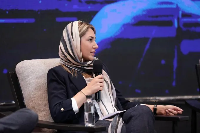 جنجال در شبکه‌های اجتماعی بر سر استفاده مکرر یک خانم ایرانی از لغات انگلیسی