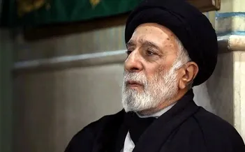 فیلم/بوسه حجت‌الاسلام‌هادی خامنه‌ای، برادر رهبر شهید انقلاب بر تابوت ایشان