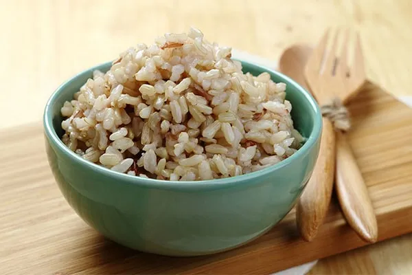 طرز تهیه برنج قهوه‌ای خوشمزه و دم کشیده به ساده‌ترین روش در خانه