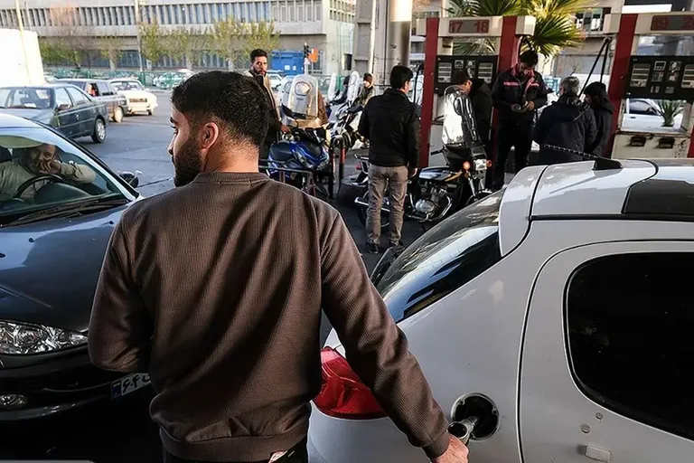 چرا بنزین به بمب ساعتی ایران تبدیل شد؟/ سنگی که اصولگرایان مجلس هفتم در چاه معیشتی مردم انداختند