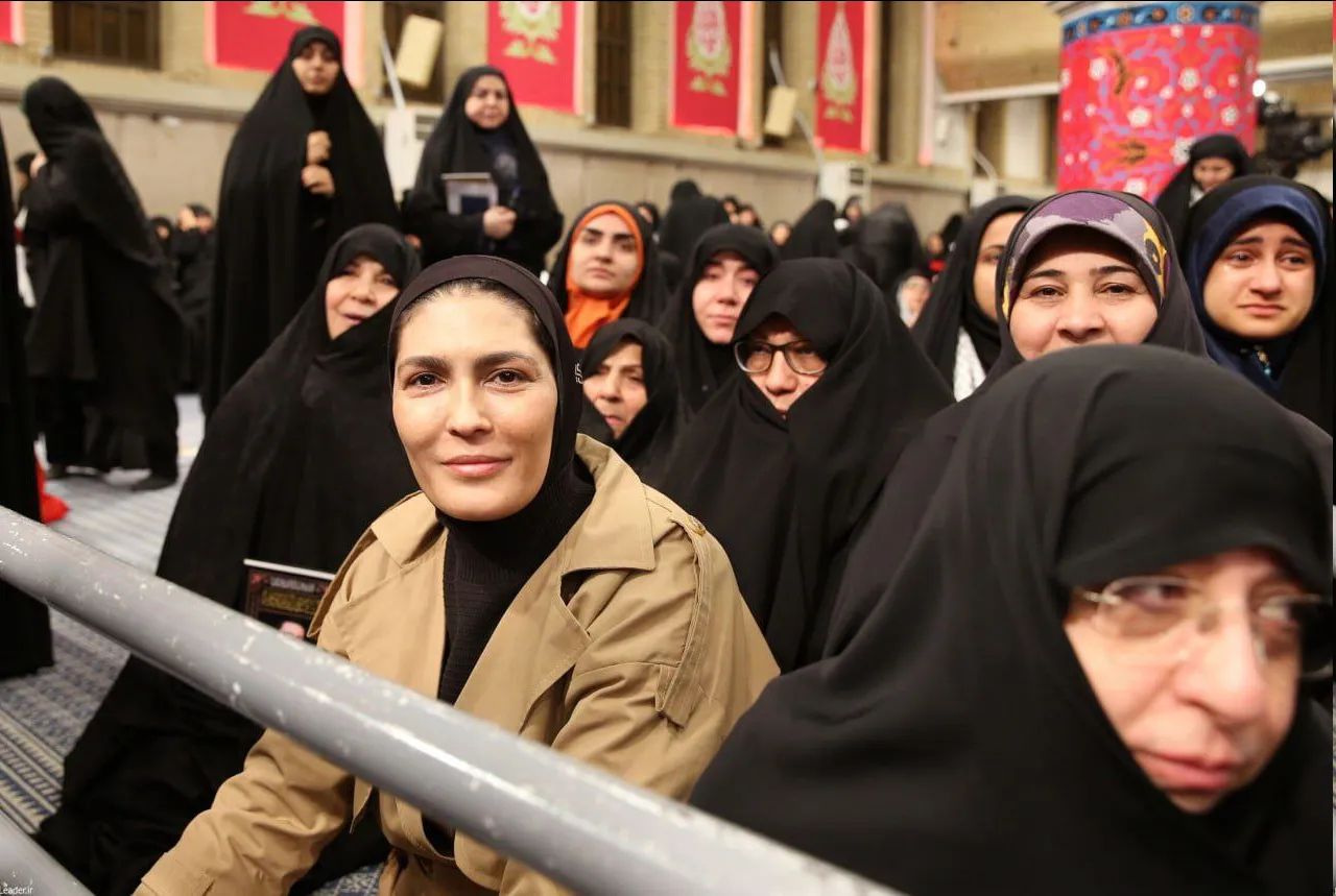 عکس/پوشش الهه منصوریان در دیدار با رهبر انقلاب