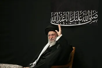 عکس‌ کمتر دیده‌شده رهبر شهید در منزل آیت‌الله صافی گلپایگانی