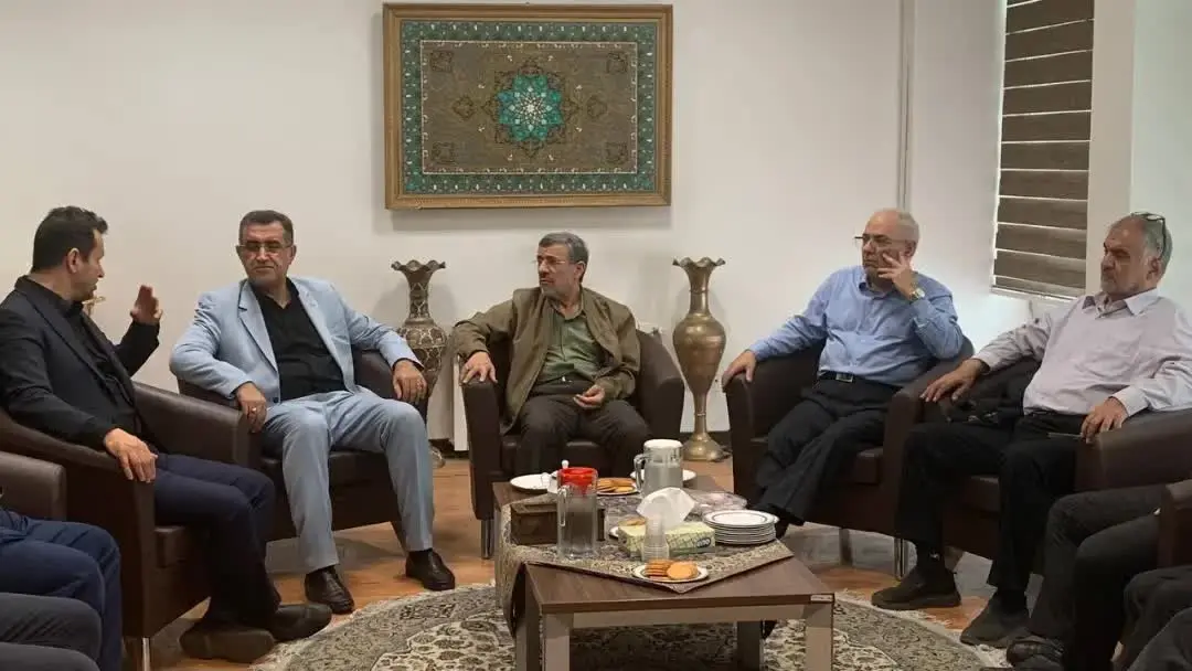 احمدی‌نژاد دوستانش را دور خود جمع کرد