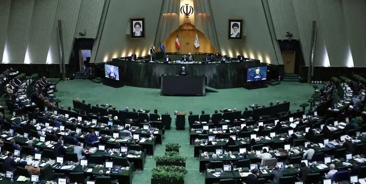 دریافت هدایای غیرمتعارف توسط نمایندگان تخلف محسوب می‌شود