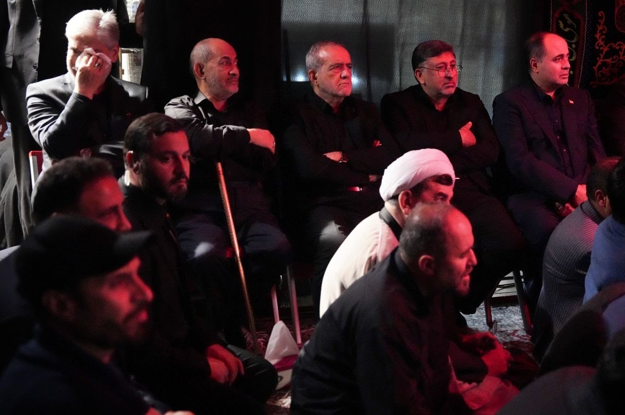 تصاویری از حضور پزشکیان در مراسم روضه خانگی شهید لاریجانی