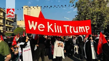 عکس/ بنر خون‌خواهی مردم در مسیر تشییع رهبر انقلاب