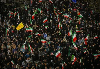 حضور رهبر انقلاب در تجمع شبانه برازجان؟ جزئیات ادعای مجری + ویدئو