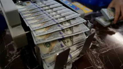 نسخه تیم دولت برای کشیدن ترمز دلار چقدر جواب می‌دهد؟/ دولت به دنبال قیمت‌گذاری دستوری ارز نیست!