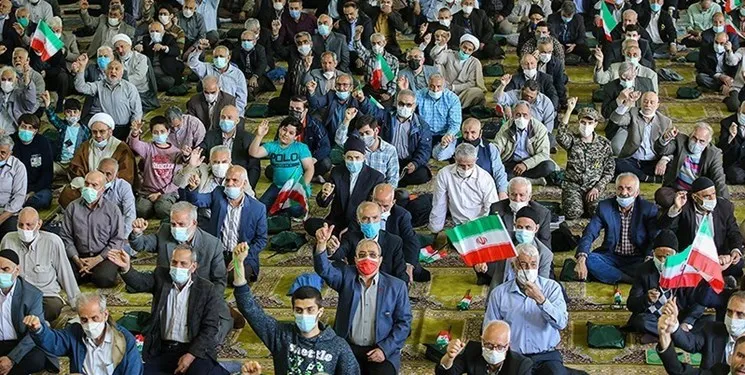 خبرگزاری فارس: تهرانی ها در حاشیه نماز جمعه علیه روحانی و جهانگیری شعار دادند