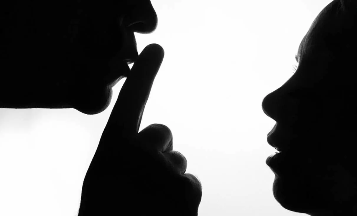 آزار شیطانی دختر دانش آموز توسط معلم خصوصی بیخ گوش مادر