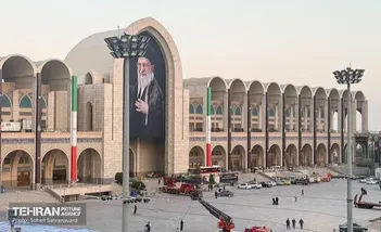 فیلم/استقرار پیکر رهبر شهید انقلاب و خانواده ایشان در جایگاه برای وداع مردم