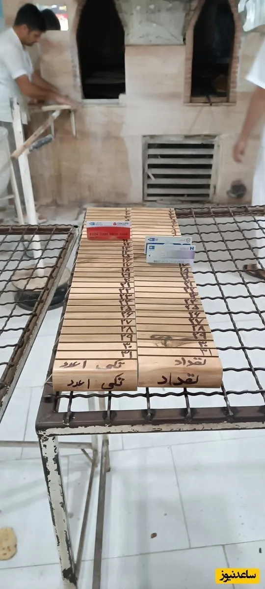 عکس/خلاقیت جالب یک نانوا برای رفع مشکل صف