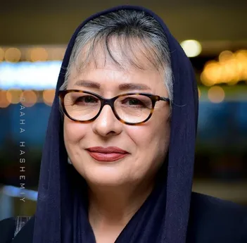فیلم / درگیری لفظی آزیتا حاجیان در مراسم ختم اکبر عبدی