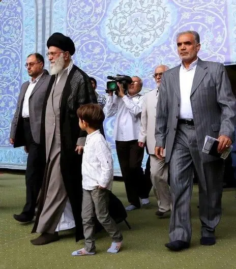 پسربچه‌ای که بعد از شهادت رهبر شهید تنها ماند