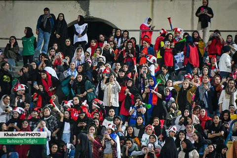 عکس/ زنان در ورزشگاه آزادی در بازی نساجی مقابل الهلال