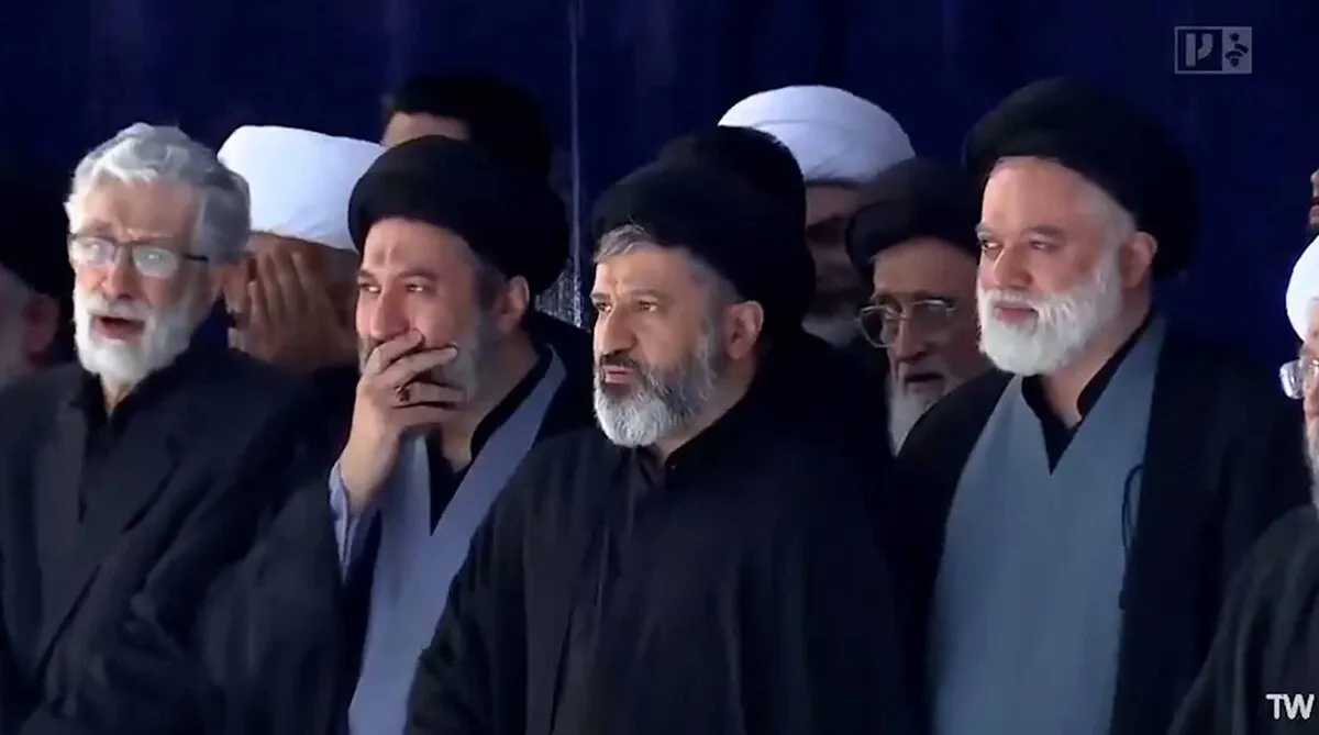 گریه فرزندان رهبر شهید انقلاب برای اقامه نماز بر پیکر ایشان