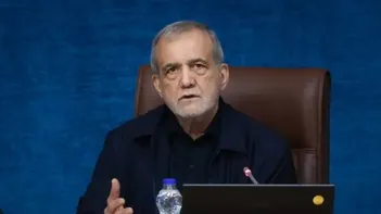 عکس/ پزشکیان در جمع عزاداران حسینی تبریز