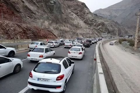 فیلم / ترافیک سنگین جاده چالوس در روز‌های پایانی تابستان