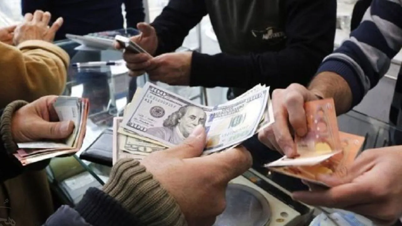 چرا بانک مرکزی توان کنترل ارز را ندارد؟/ ریال مانند سیب زمینی داغ شده است/ ترامپ با همه قلدری‌هایش مقابل بانک مرکزی آمریکا دست بسته است