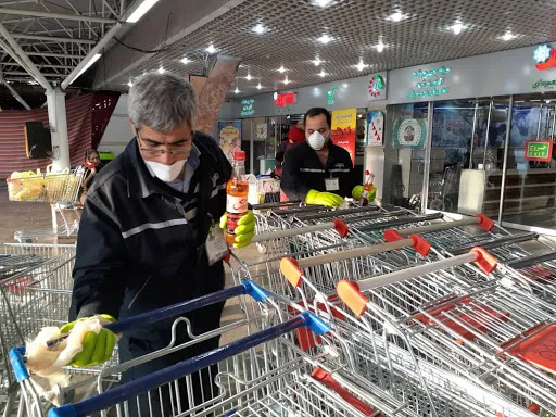 فروشگاه گردی با ماسک و دستکش