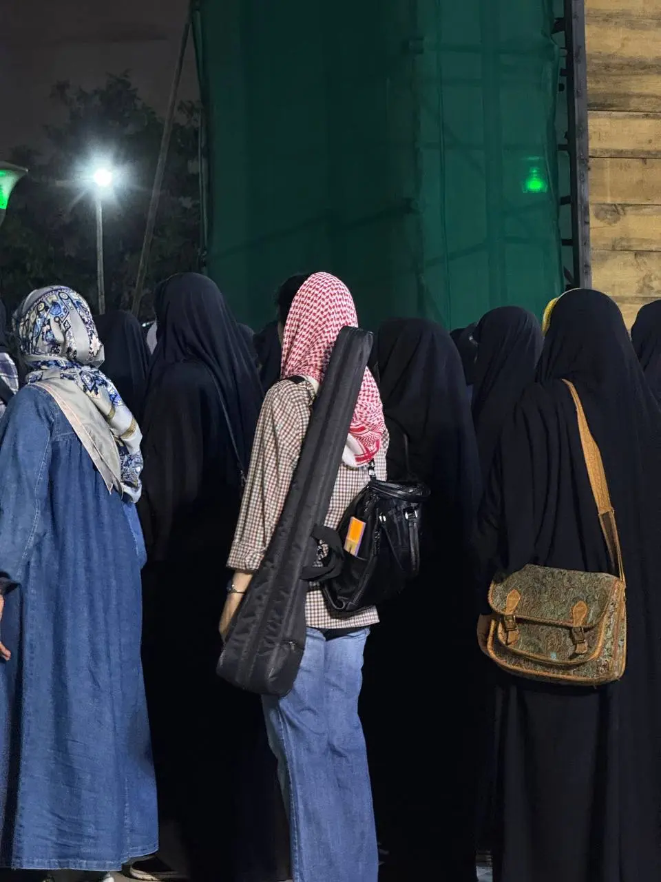 عکس/لباس صورتی یک زن جانفدا جلب توجه کرد