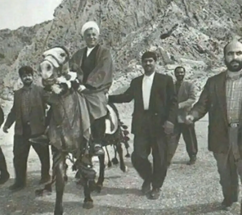 عکس زیرخاکی از اسب‌سواری هاشمی‌رفسنجانی در لرستان